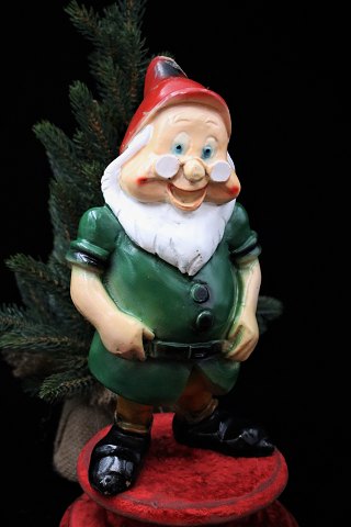 Gammel bemalet terrakotta figur af "Brille" fra de 7 små dværge.Højde: 27cm.
