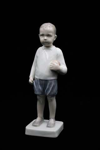 Bing & Grøndahl porcelænsfigur af dreng med bold.B&G#1945...