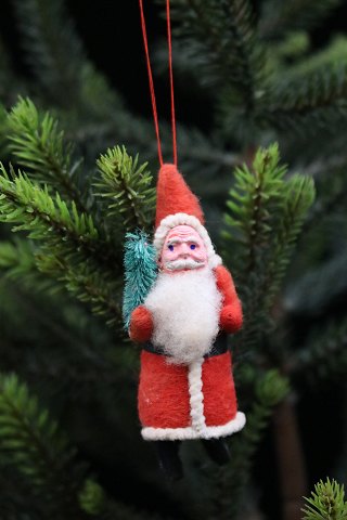 Gammel juleornament / juletræspynt i form af lille nisse med juletræ lavet af vat og filt...