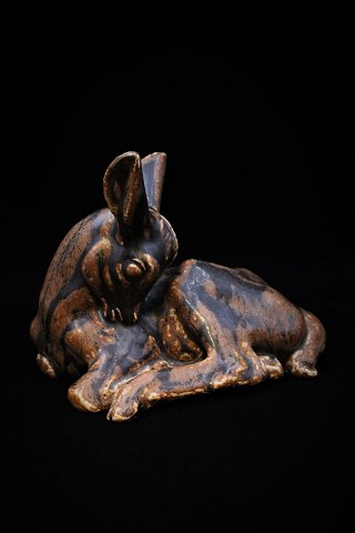 Saxbo keramik figur af liggende dådyr med fin brun glasur.Design Hugo Liisberg...
