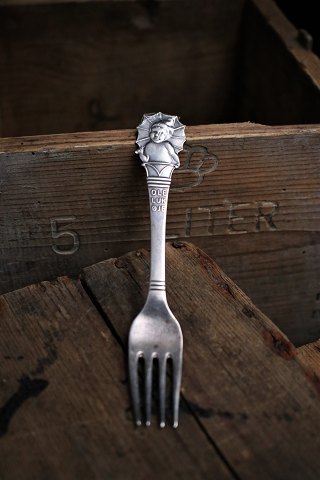 Gammel barnegaffel i sølv med Ole Lukøje (H.C. Andersen) (Stemplet)L:14cm.