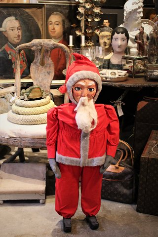 Old Santa Claus with felt clothes, cotton beard, clogs and painted papier-mâché face, as well as a really nice patina...