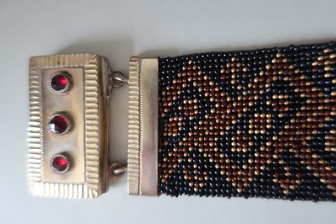 Antikt og smukt armbånd udført af perlerKan være sølv, men er ikke stempletSmukt med antikke såkaldte flusser (=glasperler) på lukningenFra ca 1870