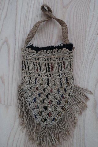 Antik smuk gammel håndtaske håndlavet af hør, hvor hørfarven er bevaretLukning med snorForet med smukt sort stofFra ca. 1880-1900