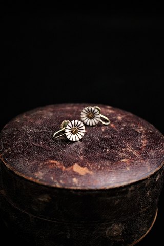 A pair of old Marguerit / Daisy rings with screw in silver and white enamel. Flower Dia.: 1.2cm.
