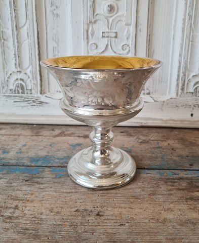 19th century candy bowl in mercuri silver, finely decorated with flowers and birds.