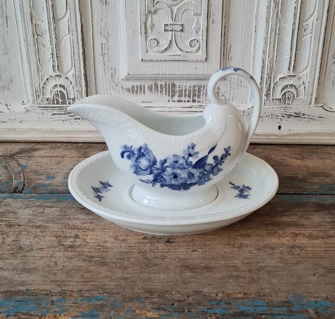 Royal Copenhagen Blå Blomst flettet saucekande på underfad produceret mellem 1894-1900