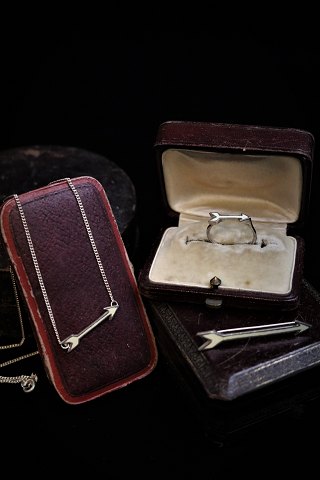 Torben Hardenberg smykkesæt i sterlingsølv og hvid emalje , bestående af halskæde , broche og ring...