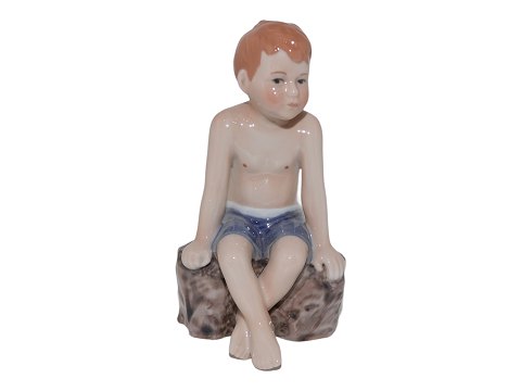 Royal Copenhagen figurSiddende dreng