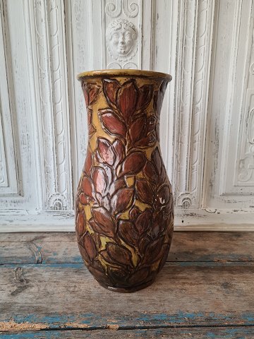 Svend Hammershøi for Kähler stor vase dekoreret med bladværk i relief 39,5 cm. Produceret mellem 1904-12