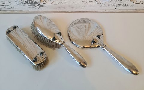 Skønvirke toiletgarniture af Emil Hansen - Odense. Sættet er produceret i sølv prydet med grønne sten - antageligt chrysopras