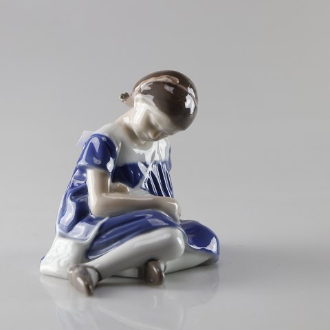 B&G figur 1526Pige med dukke9,5 cm