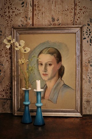 Dekorativt gammel håndmalet pastel af ung kvinde indrammet med glas i fin 1800 tals træ sølvramme...