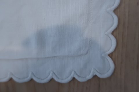 Antikt pudevår/pudebetrækPudevår med håndbroderede initialer samt tunger i kanter, - og så er der stofknapper67cm x 67cmAntikt, dansk linned og olmerdug er vores speciale
