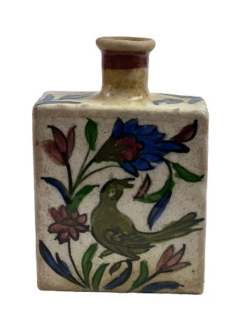 Persian bottle-vase / Iznik pottery. Polychrome motifs with deer, respectively bird on the front and back - as well as flowers and leaves.