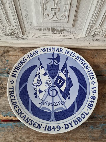 Royal Copenhagen stor mindeplatte fra 1907 - 6. Batillons 250 års jubilæum - 32 cm.