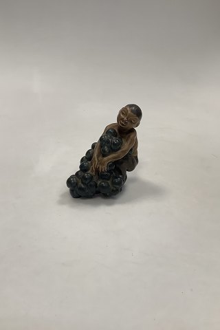Bing og Grøndahl Figur af Kai Nielsen "Lille Bacchus med druer" No 4027 fra Druehøstserien