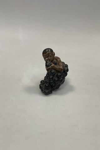 Bing og Grøndahl Figur af Kai Nielsen "Lille Bacchus med druer" No 4021 fra Druehøstserien