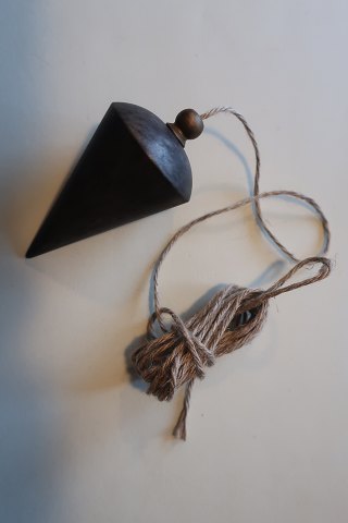 Gammelt lod af jernBlev blandt andet brugt af murerenFra  ca 1950L: ca 6,5cmGod stand
