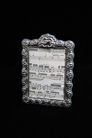 Gammel sølvramme med glas og fin dekoreret ramme. 19,5x13,5cm.(stemplet med sølvstempler)