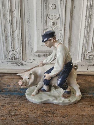 Royal Copenhagen figur - Svinedreng med so no. 848