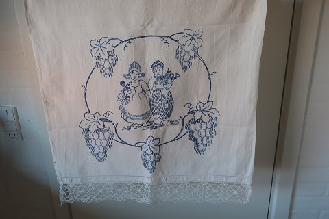 ParadestykkeSmukt gammelt paradestykke med blåt håndbroderi111cm x 64cmAntikt, dansk linned og olmerdug er vores speciale