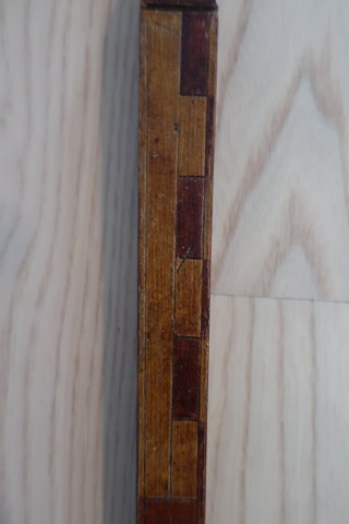 Sjælden, antik alenstok Smukt udført i træ med nøjagtig bemaling, som om det er intarsia, og meget dekorativt håndtagAlenstokke blev typisk brugt i forretninger, som skulle måle stoffer o.l. opFra ca 1820Alenstokkens intacia medvirker til at vise