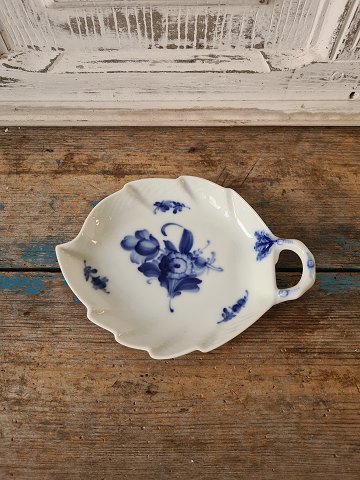 Royal Copenhagen Flettet Blå Blomst bladformet asiet No. 8001