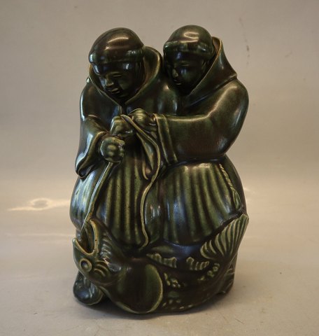 1605 Kgl. To Munke med fisk 22 x 16 cm  Signeret Georg Thylstrup 1913  Kongelig Dansk Stentøj