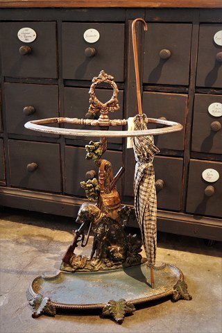 Old 19th century umbrella stand in cast iron with hunting motif (Dog and gun)...