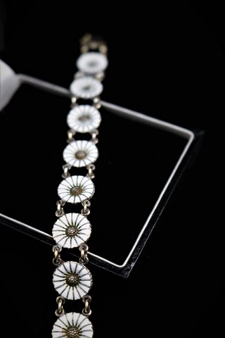 Gammelt Marguerit / Daisy armbånd i sterling sølv og hvid emalje fra Georg Jensen...