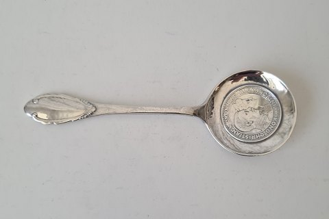 Marmalade spoon in silver with commemorative silver coin from King Christian X & Queen Alexandrine