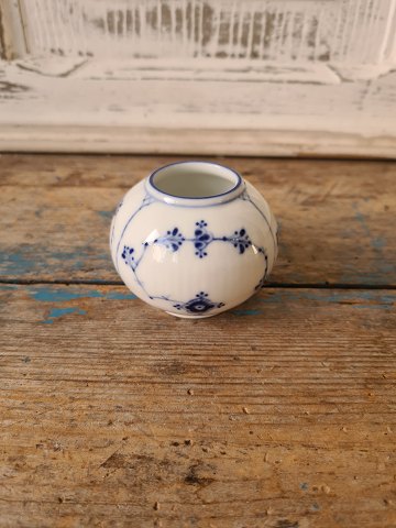 Royal Copenhagen Musselmalet riflet lille kugleformet vase No. 498
