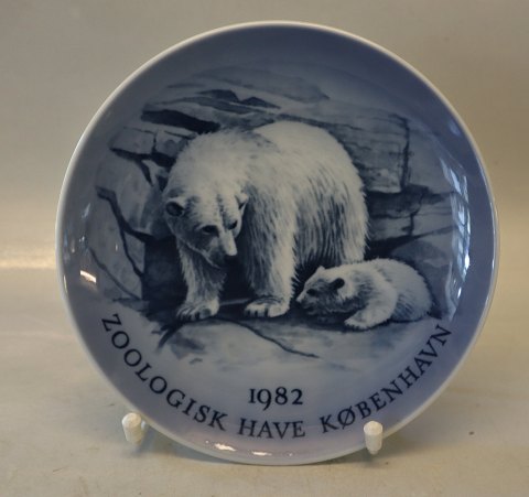 1982 RC Zoo plate 18 cm 18 cm Polar Bear with young Royal Copenhagen