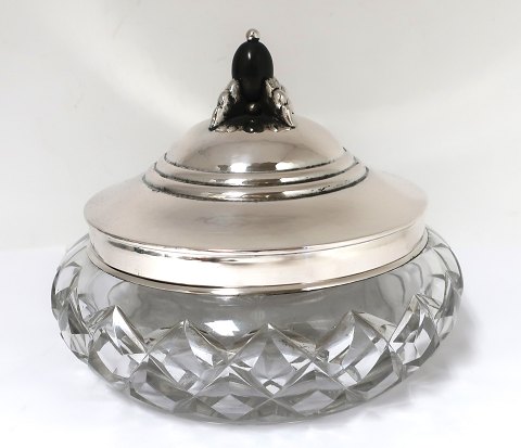 Danish work. Crystal bowl with hammered silver lid (830). Diameter 16.5 cm. Height 14 cm. Produced 1919.