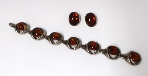 Einar Bernhard Fehrn, Copenhagen. (E F ). Silver bracelet with amber. Length 17.5 cm. A set of ear clips is included.