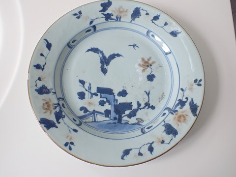 Kinesisk tallerken i blå/hvid og rødt - Qianlong  før 1752 -  Med mærkat: Nanking Cargo, Christies 1986.