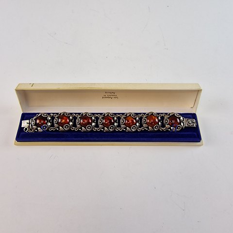N. E. From armbånd21 cm