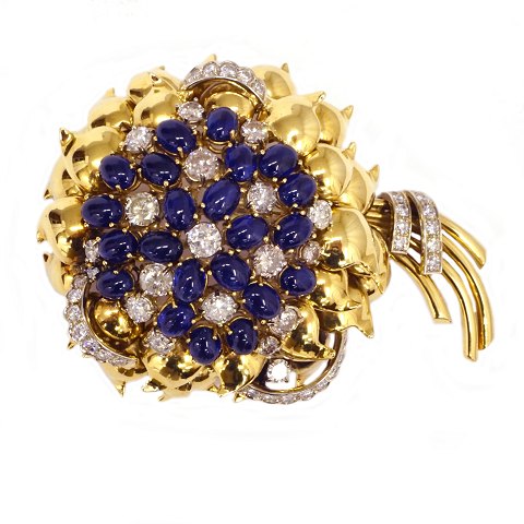 Italiensk safir- og diamantbroche af 18kt guld prydet med brillantslebne diamanter på i alt ca. 7,75ct og cabochonslebne safirer på i alt ca. 27,7ct. Diamanter: Top chrystal-Light yellow (I-O). VS-P. Rom ca. år 1950-60. Mål: 83x59mm. V: 78gr