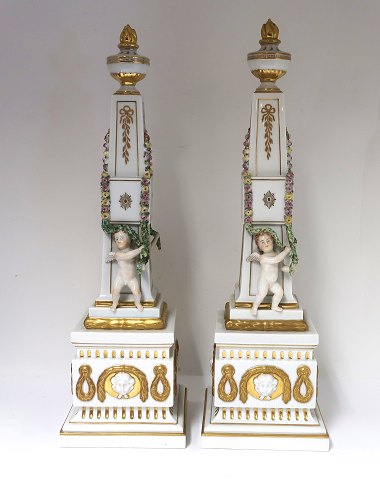 Obelisker. Royal Copenhagen. Samme farver som Flora Danica. Et par. Model # 12389. Højde 40 cm. ( 1 sortering )