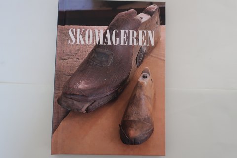 SkomagerenUdgivet af Den Gamle By2010Af Elsebeth Aasted SchanzSideantal: 73Bemærk: Fotoet af sengen, som er redt med olmerdug, - se vores varer af ægte, antikt olmerdugBrugt, men som ny