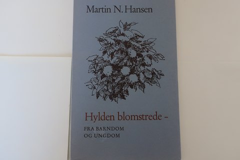 Hylden blomstrede - Fra barndom og ungdomMartin n. HansenOm barndommen og ungdommen på AlsUdgivet af AlsingergildetFra Andreas Clausens Boghandel, Sønderborg1973God stand