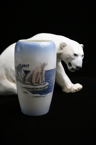 Royal Copenhagen porcelæns vase med isbjørne motiv.RC# 4352...