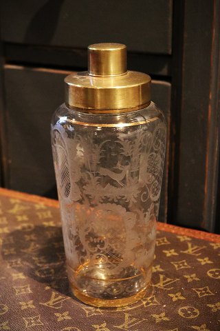 Cocktailshaker i glas med slebne dekorationer med dådyr , ænder , blomster motiver og messing top...