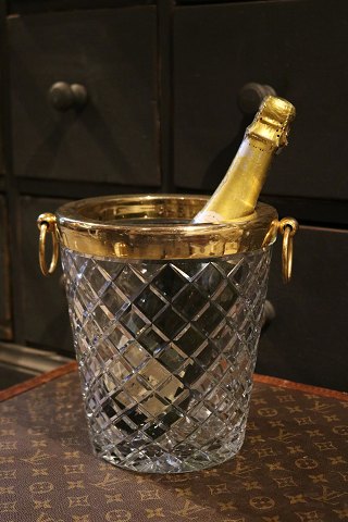 Delicious champagne / wine cooler from the 70s in crystal glass with and wide brass rim with handle...