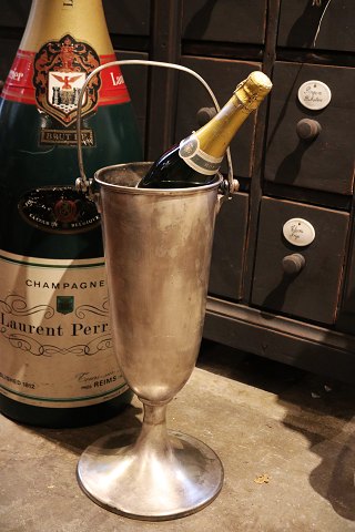 Gammel fransk champagnekøler på fod i metal med hank og en fin patina...