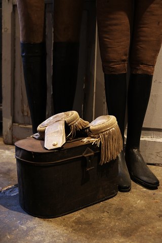 Et par fransk 1800 tals officer Epauletter i sølv med frynser i original metalboks...