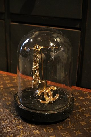 Dekorativ , gammel cylinderformet fransk glas Dome/ Globe på sort træ bund til udstilling...