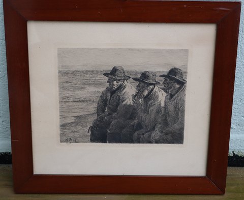 Michael Ancher Litografi Tre fiskere ved Skagen Strand 36.5 x 41.5 cm  inklusiv mahognibejset træramme