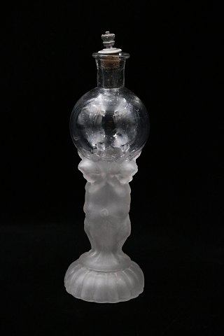 Dekorativ , gammel mundblæst glas karaffel med motiv af børn der bære glaskugle...